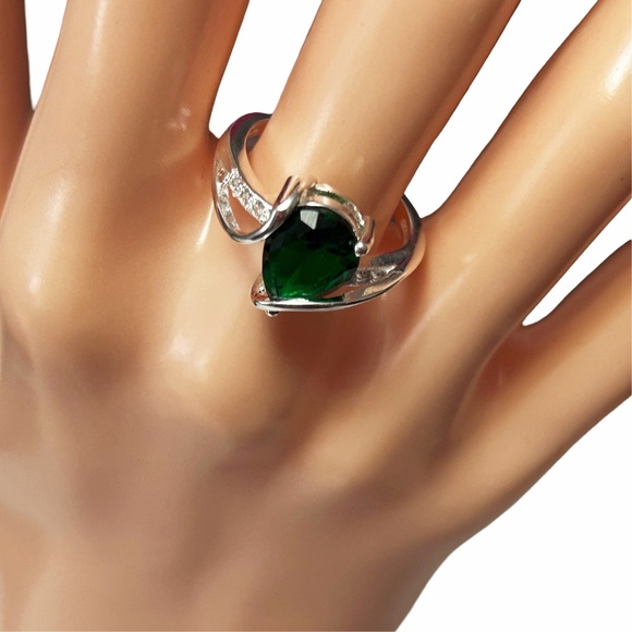Synthetic Emerald Centre Stone Ring Rhinestone Detail 925 Silver Plate Size 8 - Picture 4 of 10